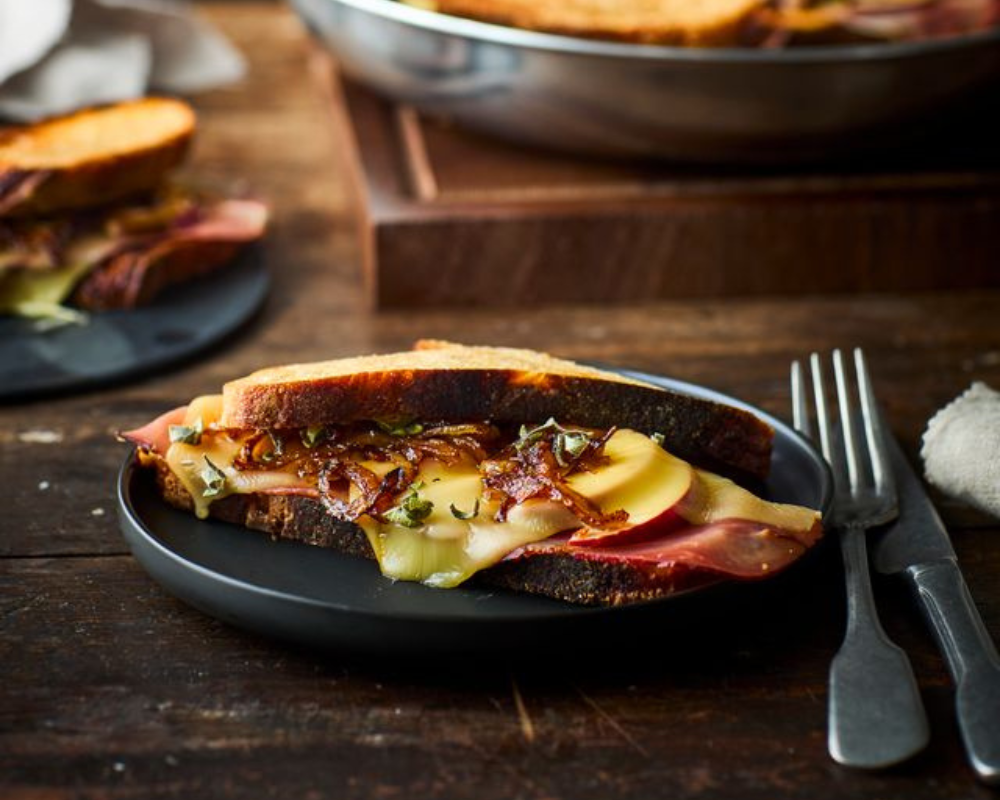 Gebakken tosti met gerookte gouda, appel en gekaramelliseerde ui