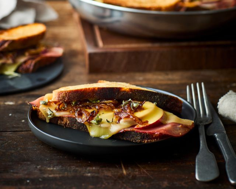 Gebakken tosti met gerookte gouda, appel en gekaramelliseerde ui