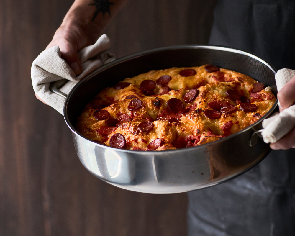 Recept voor Detroit style pizza met pepperoni en knapperige kaasrand