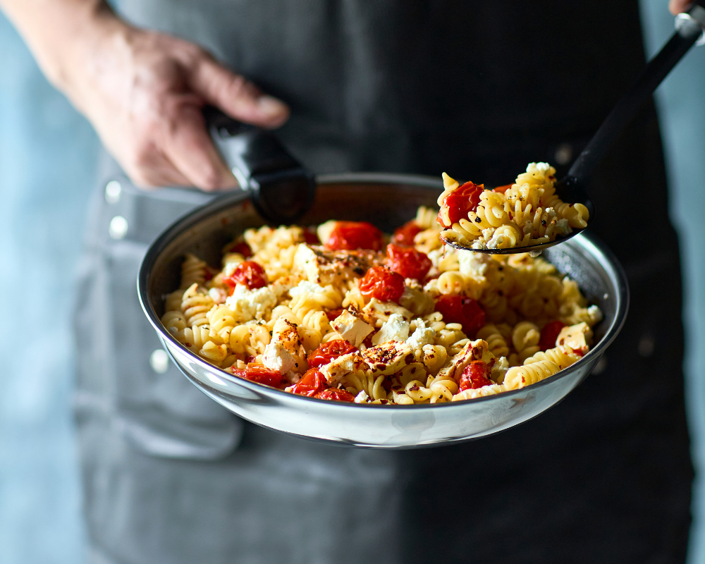 Gebakken feta met pasta – eenvoudig recept met tomaten en feta