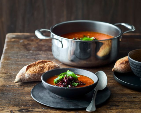 Tomatensoep met olijven en kappertjes