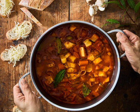 Gerookte bouillon met wintergroenten en kaasbrood