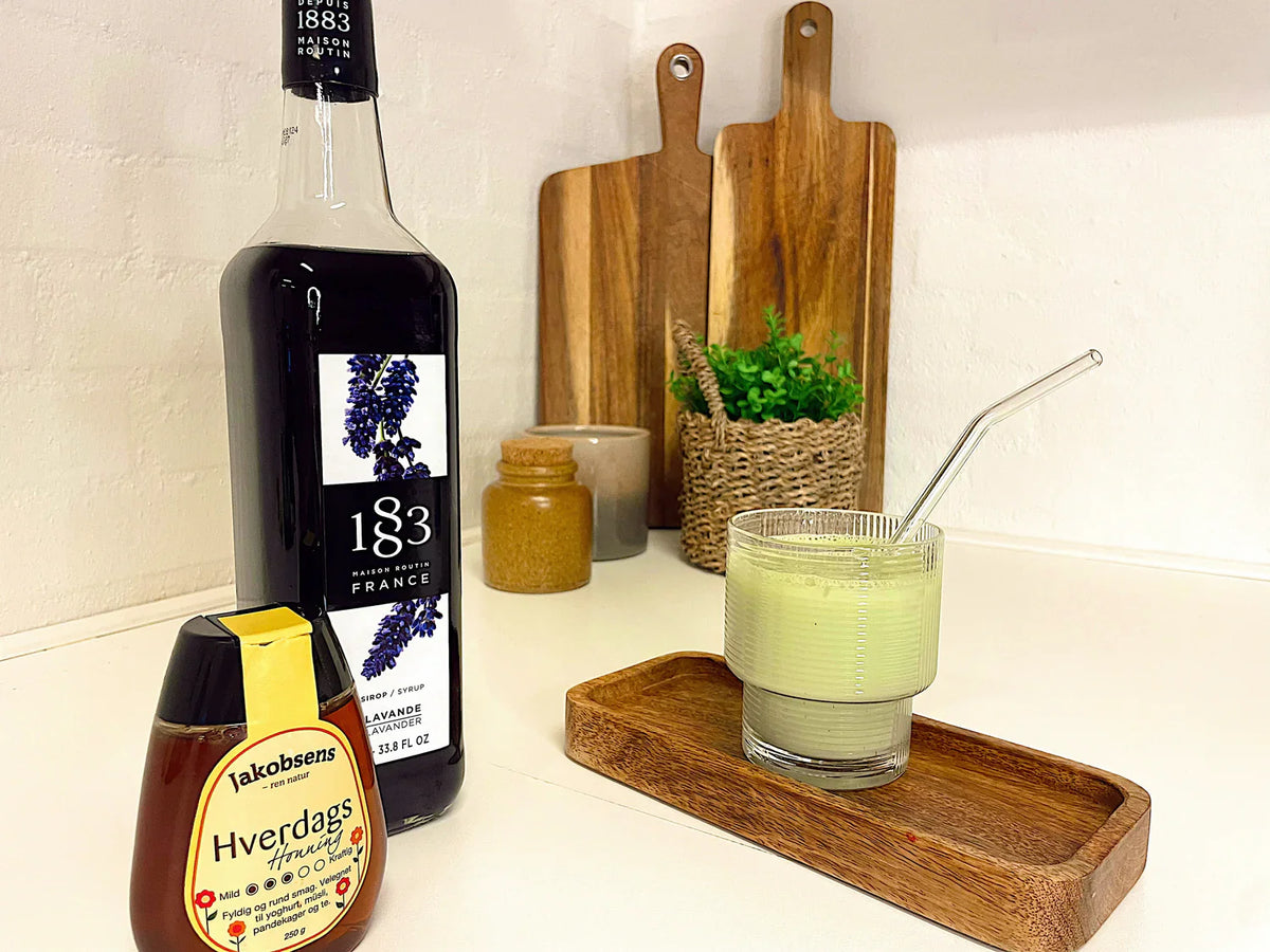 Lavender Honey Iced Matcha – bloemige iced matcha latte met honing