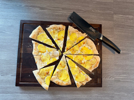 Zuurdesempizza op een pizzastaal van ONYX Cookware
