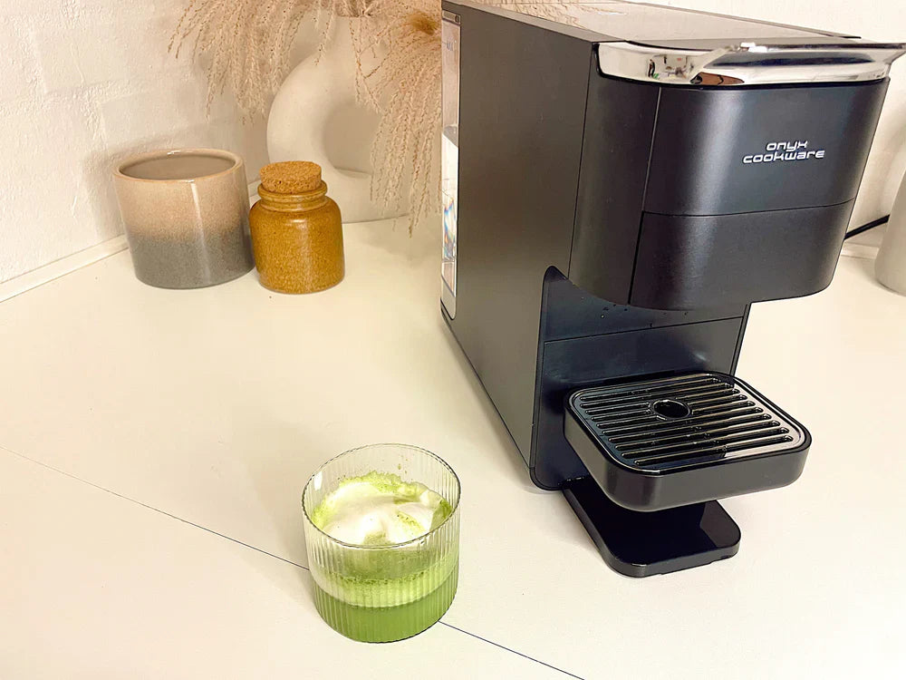 Iced Matcha Affogato – romig matcha dessert met vanille-ijs