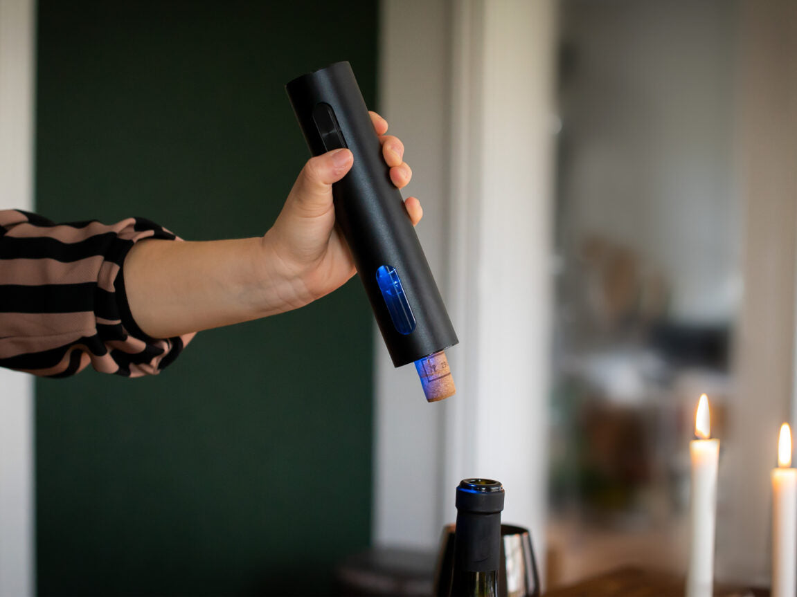 Open gemakkelijk wijn met een elektrische kurkentrekker van ONYX Cookware