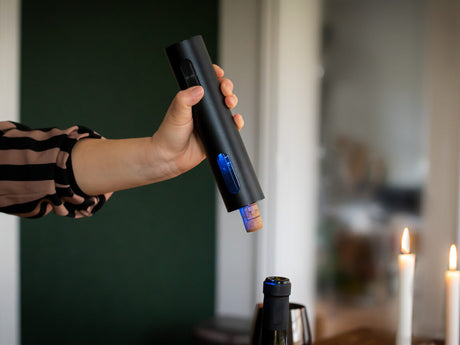 Open gemakkelijk wijn met een elektrische kurkentrekker van ONYX Cookware
